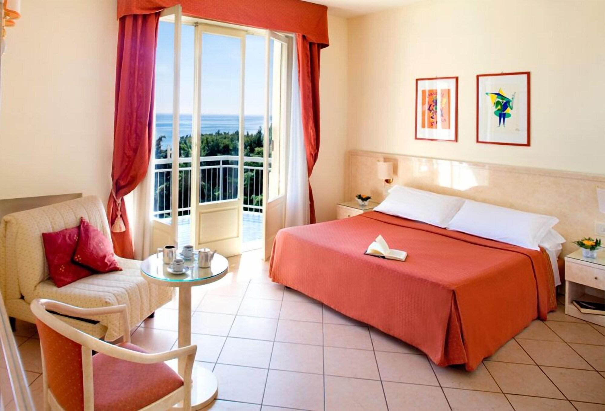 Hotel Eden Park Diano Marina Bagian luar foto