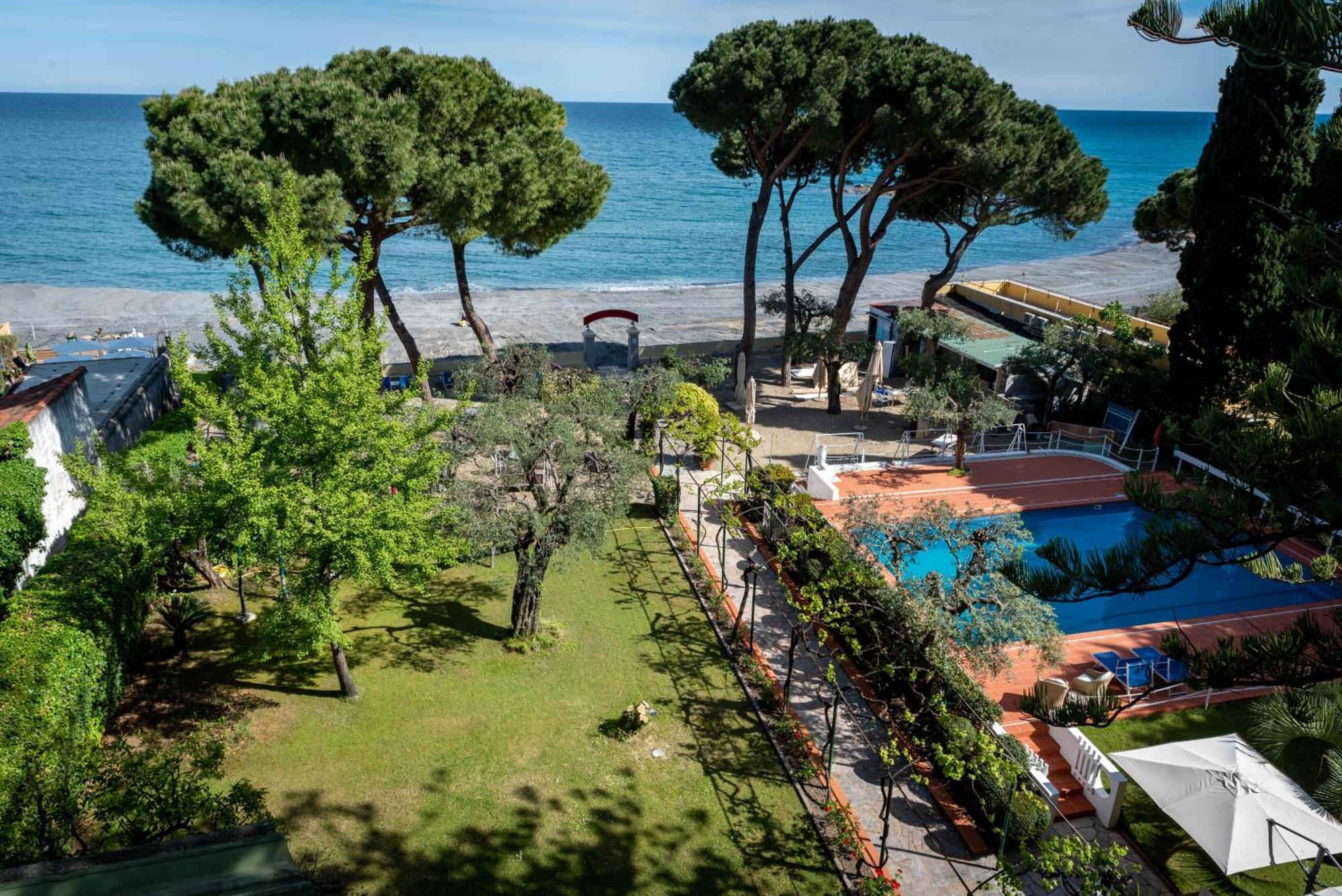 Hotel Eden Park Diano Marina Bagian luar foto