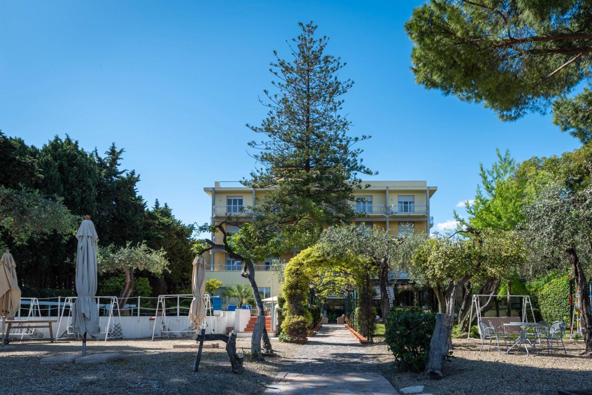 Hotel Eden Park Diano Marina Bagian luar foto