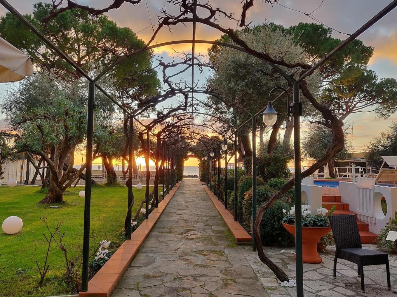 Hotel Eden Park Diano Marina Bagian luar foto