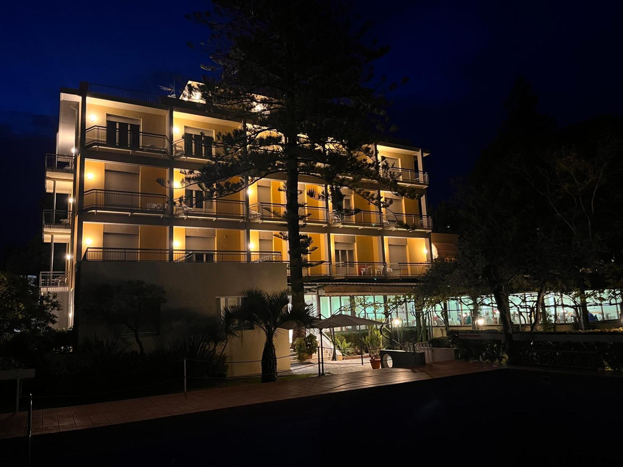 Hotel Eden Park Diano Marina Bagian luar foto