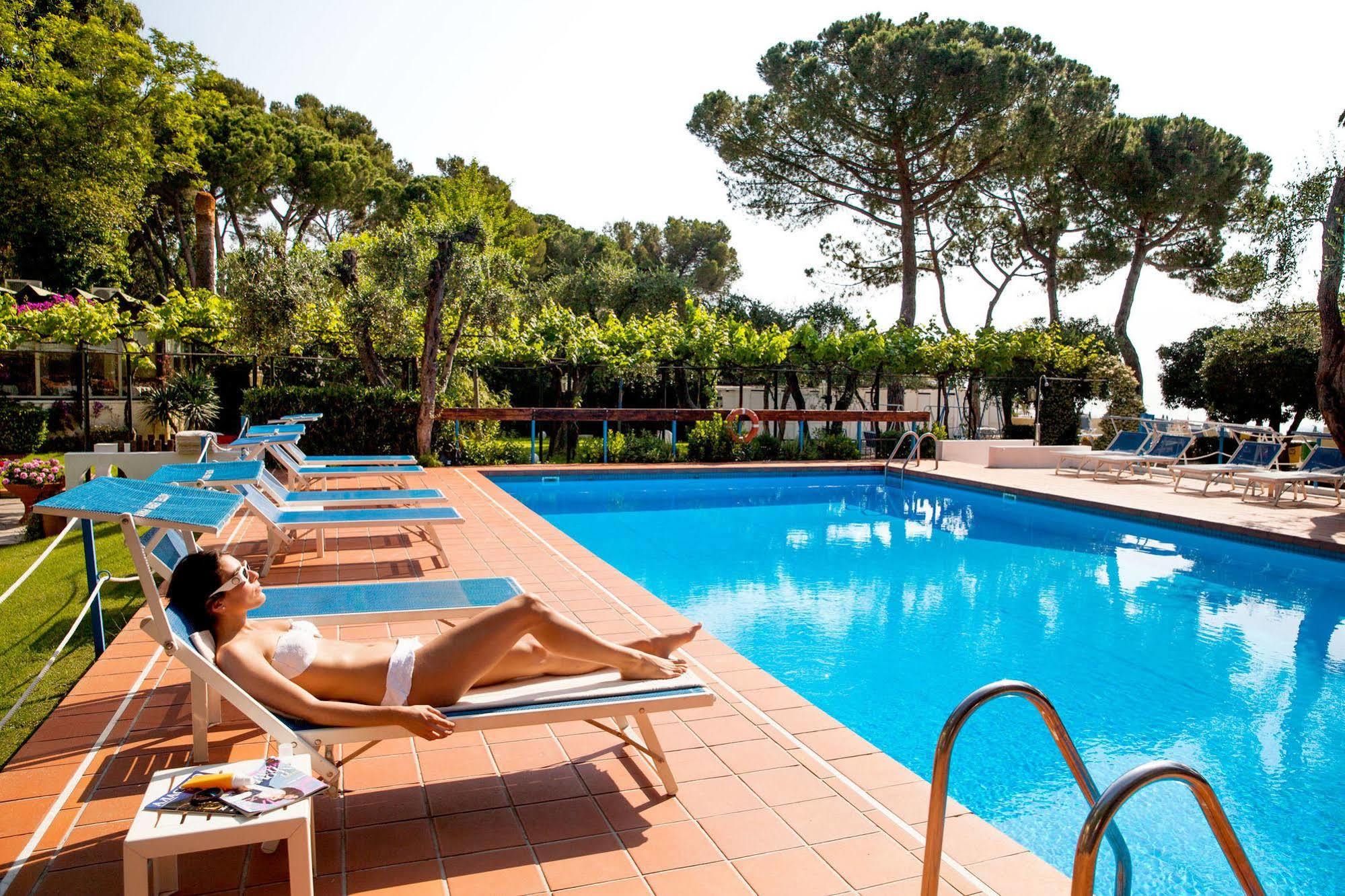 Hotel Eden Park Diano Marina Bagian luar foto